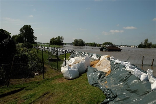 Hoogwater Maas 2021 noodmaatregelen dijk